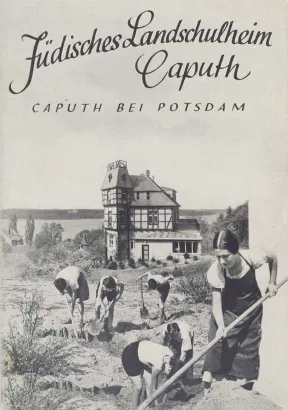 Schwarz-wei&szlig;es Bild eines Landhauses mit jungen Leuten, die davor arbeiten und der Bildunterschrift "J&uuml;dische Landschule Caputh. Caputh bei Potsdam".