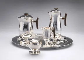Silbernes Kaffee- und Teeservice bestehend aus Kaffeekanne, Teekanne, Sahnek&auml;nnchen, Zuckerschale und Tablett