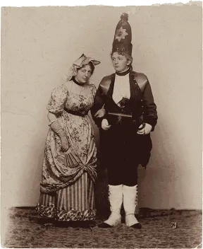 Historische Schwarz-Wei&szlig;-Fotografie  von zwei Frauen in Kost&uuml;men.