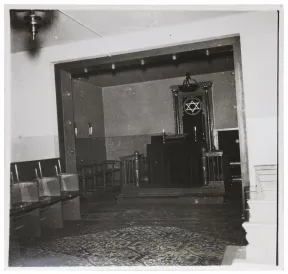 Schwarz-wei&szlig; Fotografie der Synagoge in Lehnitz