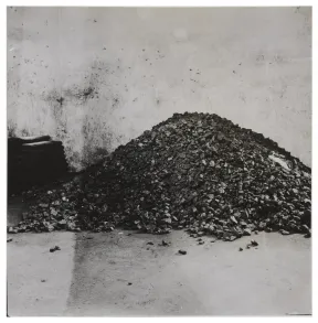 Schwarz-Wei&szlig; Foto eines Kohlehaufens in einem Kohlenkeller