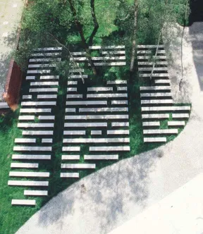 Denkmal mit Steinen und B&auml;umen aus der Vogelperspektive