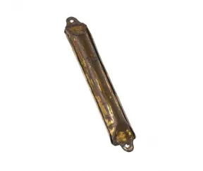 L&auml;ngliche Metallh&uuml;lse, von der goldene Farbe gro&szlig;teils abgebl&auml;ttert ist, oben und unten L&ouml;cher zum befestigen.