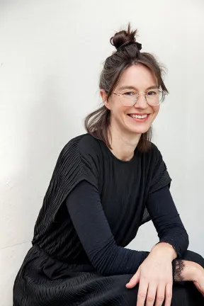 Portr&auml;t der Kunstvermittlerin und Kuratorin Nora Sternfeld