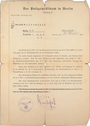 Vergilbtes maschinenbeschriebenes Blatt mit einigen handschriftlichen Erg&auml;nzungen und Stempeln