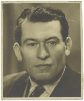 Schwarz-wei&szlig; Portrait eines wei&szlig;en Mannes mit zur&uuml;ckgek&auml;mmten Haaren.