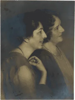 Historische Schwarz-Wei&szlig;-Fotografie  von zwei Frauen im Profil, die sich aneinander lehnen.
