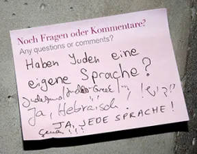 Ein pinker Post-it-Zettel mit der Frage des Monats: &bdquo;Haben Juden eine eigene Sprache?&ldquo;