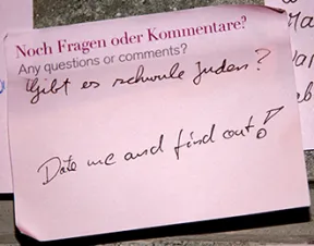 Post-it mit der handschriftlichen Frage &bdquo;Gibt es schwule Juden?&ldquo; un der Antwort &bdquo;Date me and find out!&ldquo;