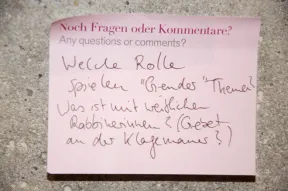 Post-it mit den Fragen: Welche Rolle spielen &bdquo;Gender&ldquo; Themen? Was ist mit weiblichen Rabbinerinnen? (Gebet an der Klagemauer?)