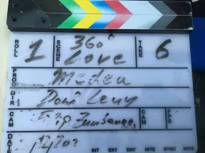 Beschriftung der Filmklappe: &raquo;Roll 1 - 360&deg; Love - Take 6 -Medea -Dani Levy -Filip Zumbrunn&laquo;