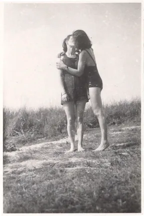 Schwarz-Wie&szlig;-Fotografie zweier Frauen im Badeanzug, die sich k&uuml;ssen