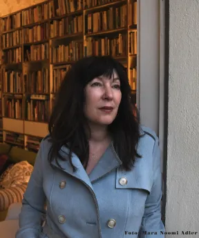 Portr&auml;t von Sharon Adler vor einer B&uuml;cherwand