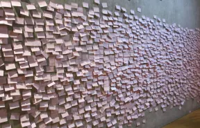 Wand voller rosa Notizzettel