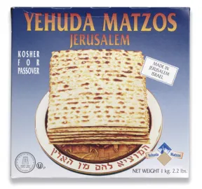 Abgebildet ist auf der Vorderseite eine Photographie eines Brottellers, auf dem einige Mazzot liegen und dessen Tellerrand der zweite Teil des Segensspruchs f&uuml;r Brot oder Mazzot (hebr.) &bdquo;Ha-Mozi Lechem min ha-Aretz&ldquo; (...der, der Brot aus der Erde gebracht