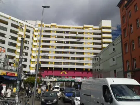 Fotografie eines Geb&auml;uderiegels &uuml;ber einer autobefahrenen Stra&szlig;e