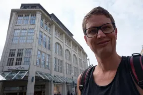 Selfie mit Kaufhaus im Hintergrund
