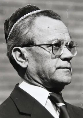 Scharz-wei&szlig;-Portrait im Halbprofil eines Mannes mit Kippa, Brille, Anzug und Krawatte