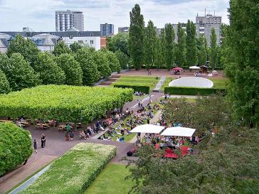 Blick von von oben auf den Museumsgarten, in dem ein gut besuchtes Konzert stattfindet