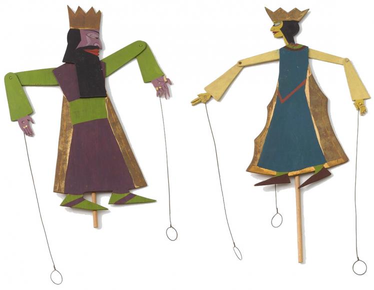Zwei Spielfiguren mit Kronen und beweglichen Einzelteilen, die mit Nieten miteinander verbunden sind