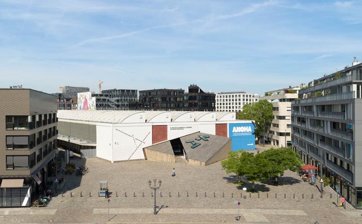 Bird's eye view of the W. Michael Blumenthal Academy with forecourt and newly constructed buildings around it