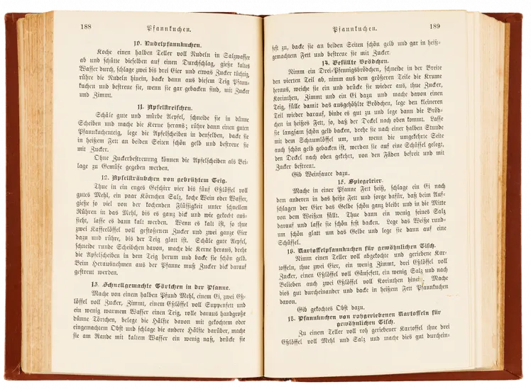 S. 188-89 Rezepte für „Nudelpfannkuchen, Apfelstreifchen, Apfelsträubchen von gerührtem Teig, schnellgemachte Törtchen in der Pfanne, Gefüllte Brödchen, Spiegeleier, Kartoffelpfannkuchen für gewöhnlichen Tisch, Pfannkuchen von rohgeriebenen Kartoffeln"