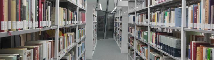 Ein Blick entlang der Bücherregale in der Bibliothek des Jüdischen Museums Berlin