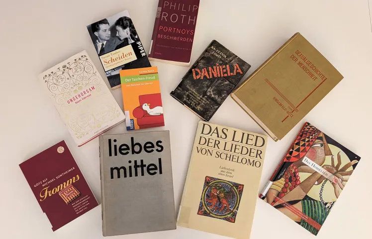 Verschiedene Bücher wie z.B. Philip Roth: Portnoys Beschwerden, Das Lied der Lieder von Schelomo, Sexualgeschichte der Menschheit, Liebesmittel, Ungehorsam.