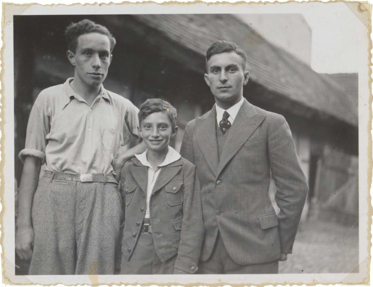 Photography of the siblings Frankenstein, Walter stands between his brothers
