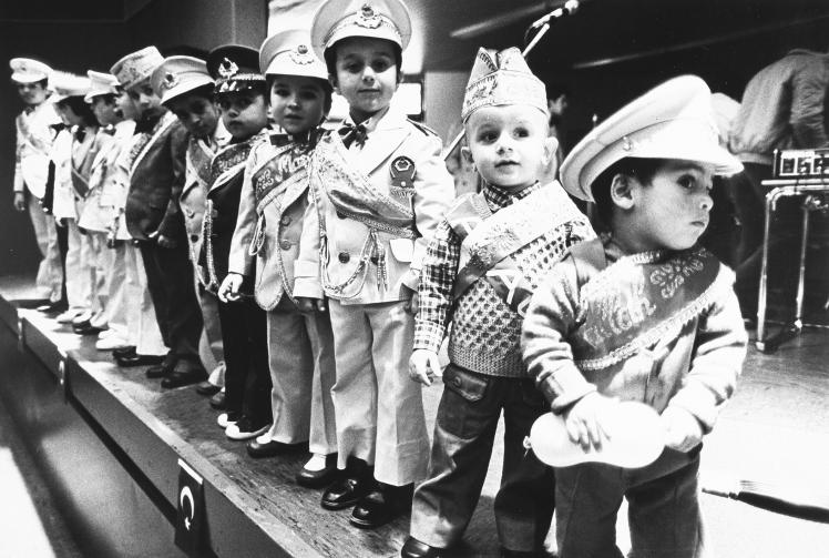 Schwarz-weiß Fotografie: kleine Jungen in Uniform stehen auf einer Bühne