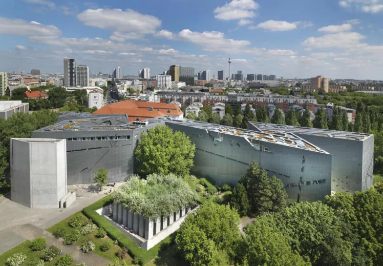Libeskind-Bau und Garten des Exils, aus der Vogelperspektive fotografiert