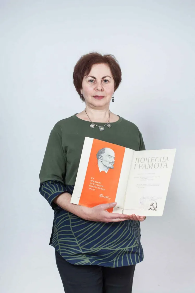 Frau mit zahlreichen Urkunden in den Händen