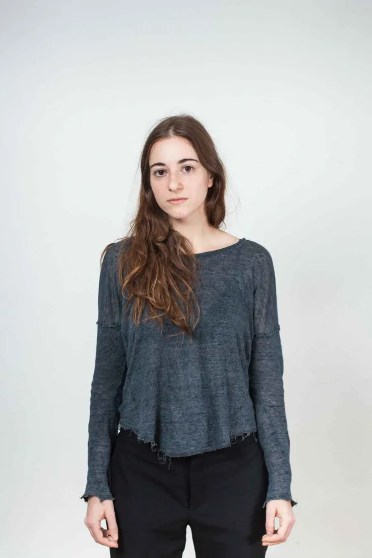 Junge Frau mit dunklem, langem Haar