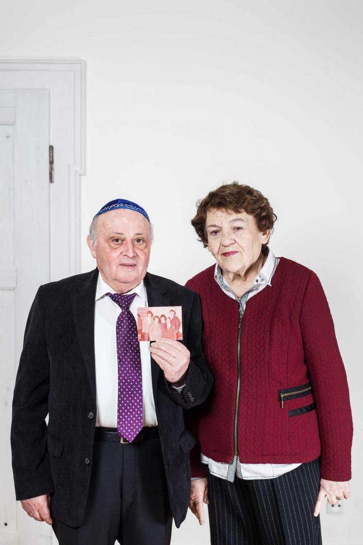 Älteres Ehepaar mit einer Fotografie in Händen