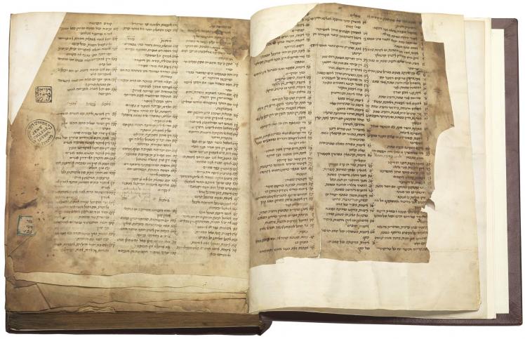 Manuskriptseite in hebräischer Schrift aus dem Mittelalter