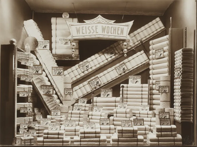 Schwarz-weiß Fotografie eines Schaufensters mit weißer Wäsche.