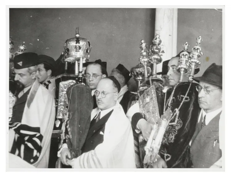 Schwarz-Weiß Foto einer Gruppe von Menschen bei der Wiedereinweihung einer Synagoge