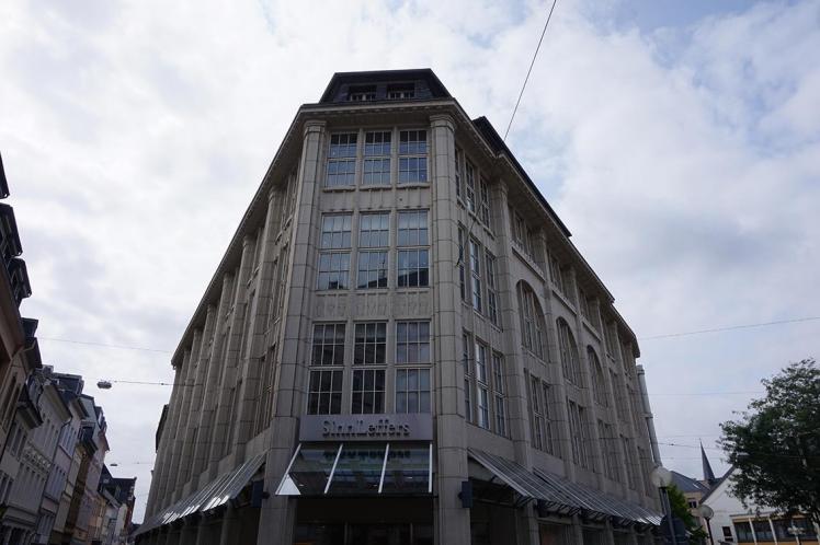 Foto eines großen Kaufhauses mit der Aufschrift „Sinn & Leffers“