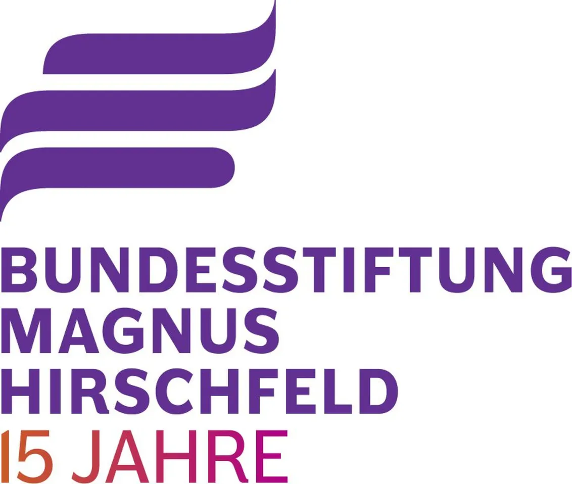 Das Bild zeigt ein Logo mit drei lila Streifen, darunter steht: Bundesstiftung Magnus Hirschfeld 15 Jahre.