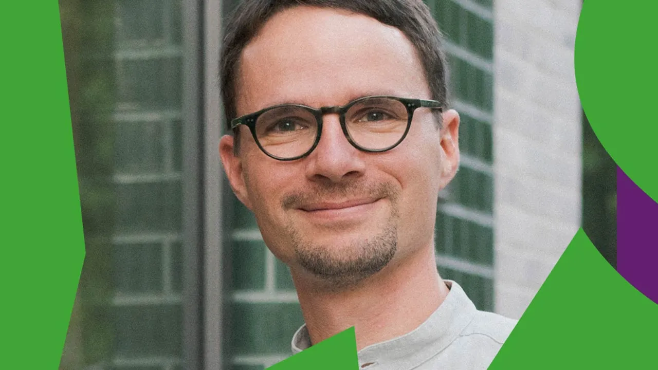Mann mit Brille schaut freundlich in die Kamera, ringsum grafische Buchstabenelemente in Grün und Lila.