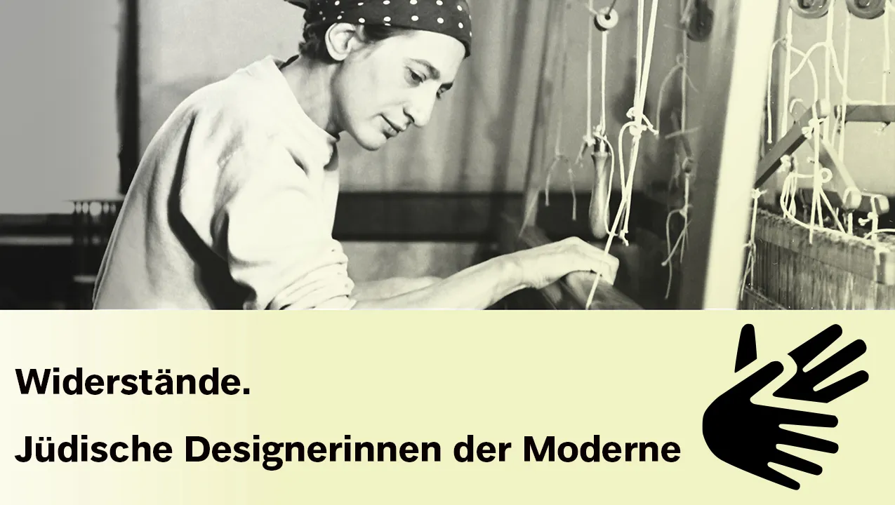 Eine Frau sitzt an einem Webstuhl. 