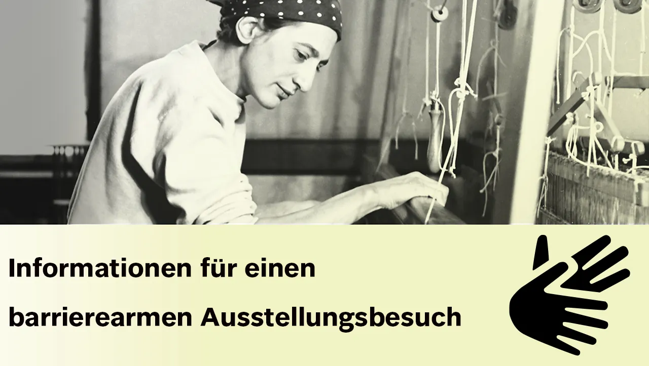 Eine Frau sitzt an einem Webstuhl.