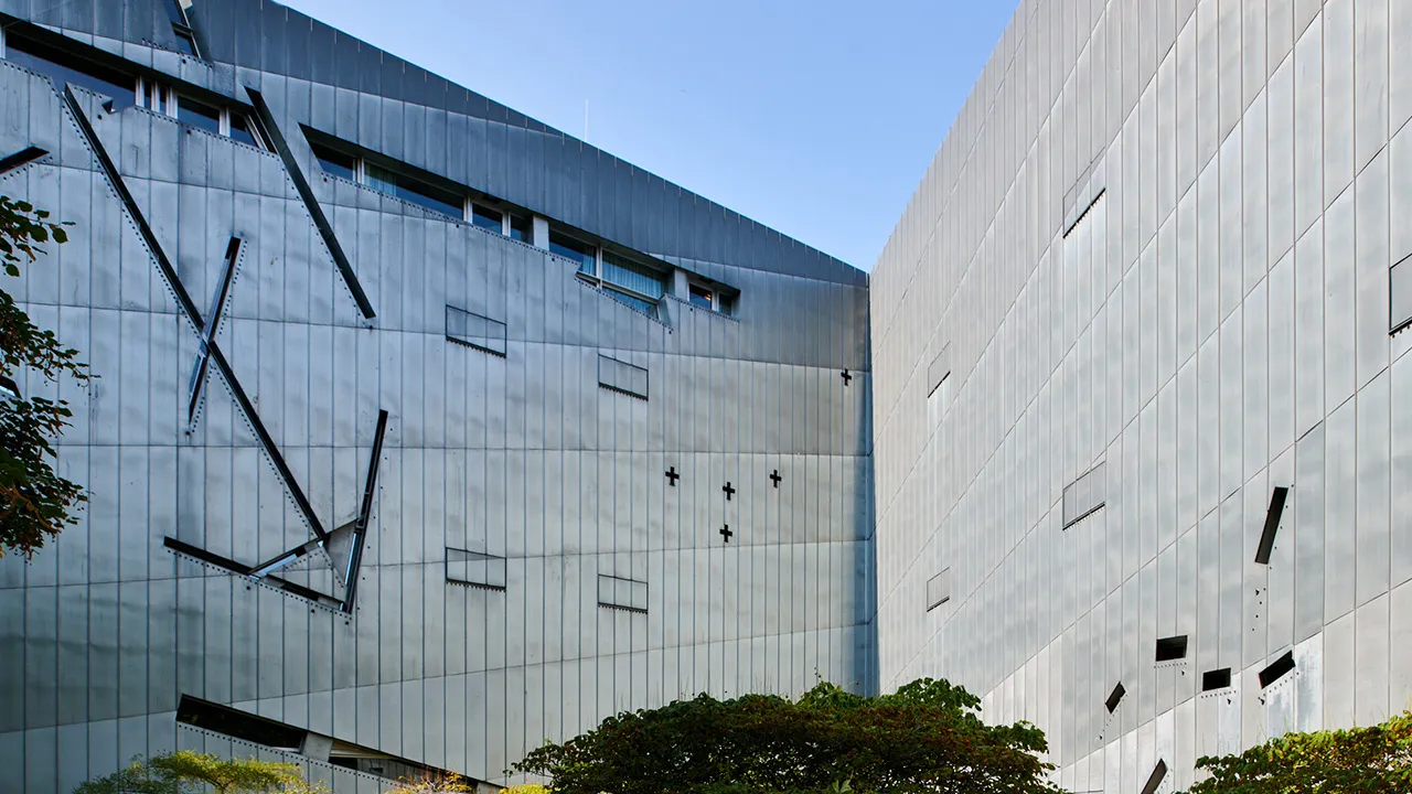 Die metallisch-silberne Fassade des Libeskind-Baus