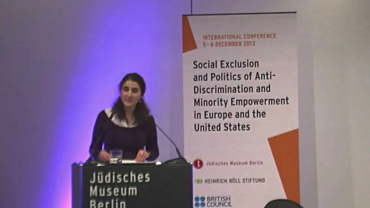 Yasemin Shooman hält eine Ansprache